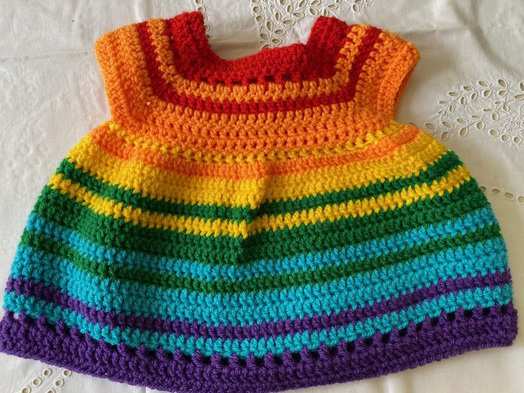 Regenbogen-Kleidchen